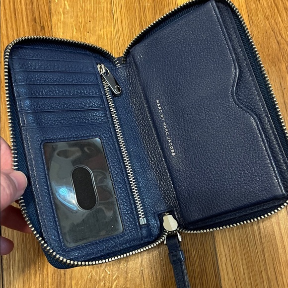 Marc By Marc Jacobs Blue Leather Wristlet wallet zipper EUC - Picture 3 of 4